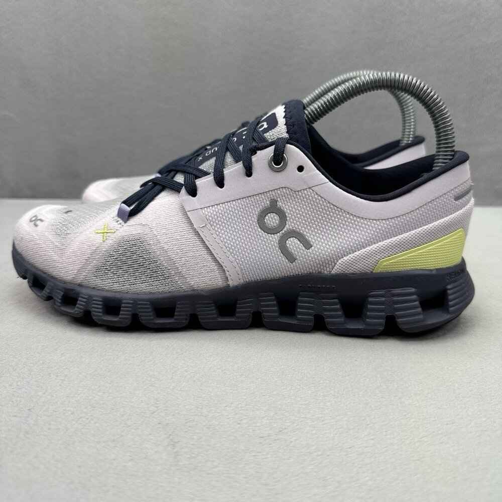 On Running Women's Light Purple and Black Cloudswift Athletic Shoes - Picture 4 of 9